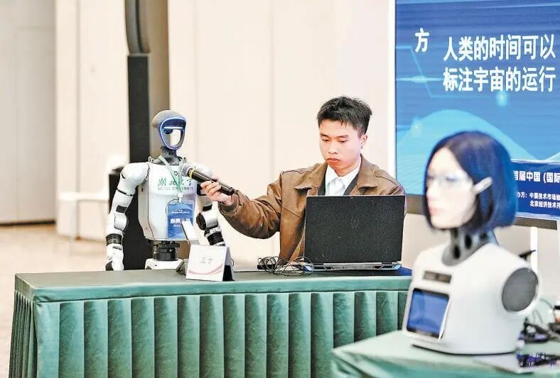 机器人激辩人类时间宇宙运行(图1)