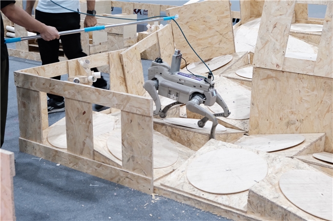 智身钢镚机器狗成IROS四足挑战赛黑马，助力曼大夺冠成全场唯一非宇树平台(图3)