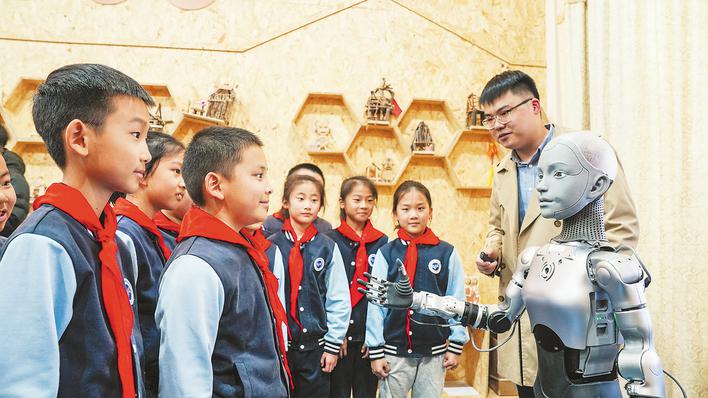 全球首款全尺寸仿生机器人“小安”老师在合肥“开讲”(图1)