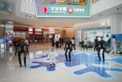 鹿明机器人“银牌舞蹈队”助阵冰雪世界开幕仪式，加速文娱场景规模化商业落地(图1)