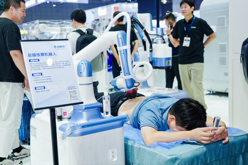越疆的“关键一跃”：工博会展示从机械臂到人形机器人，按下“具身工业”产业加速键(图8)