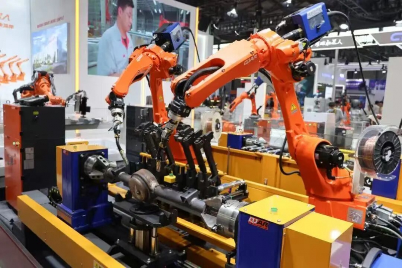 钱江机器人拿下鸿路钢构1888台特定机型焊接机器人本体订单(图1)