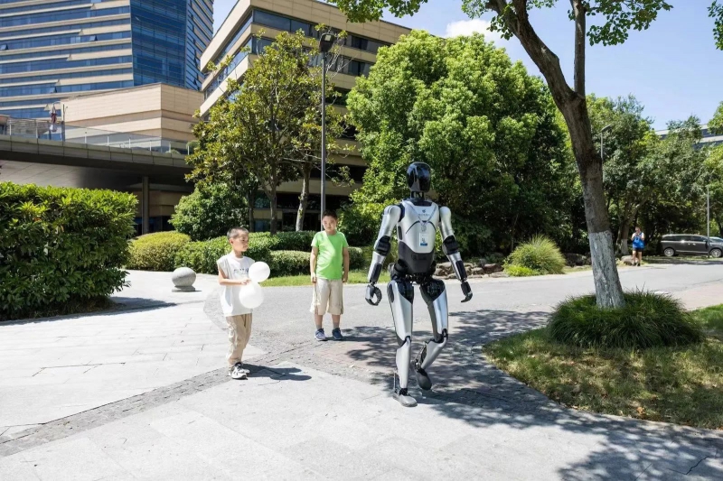 国产人形机器人完成全球首次人形机器人24小时户外行走直播(图1)