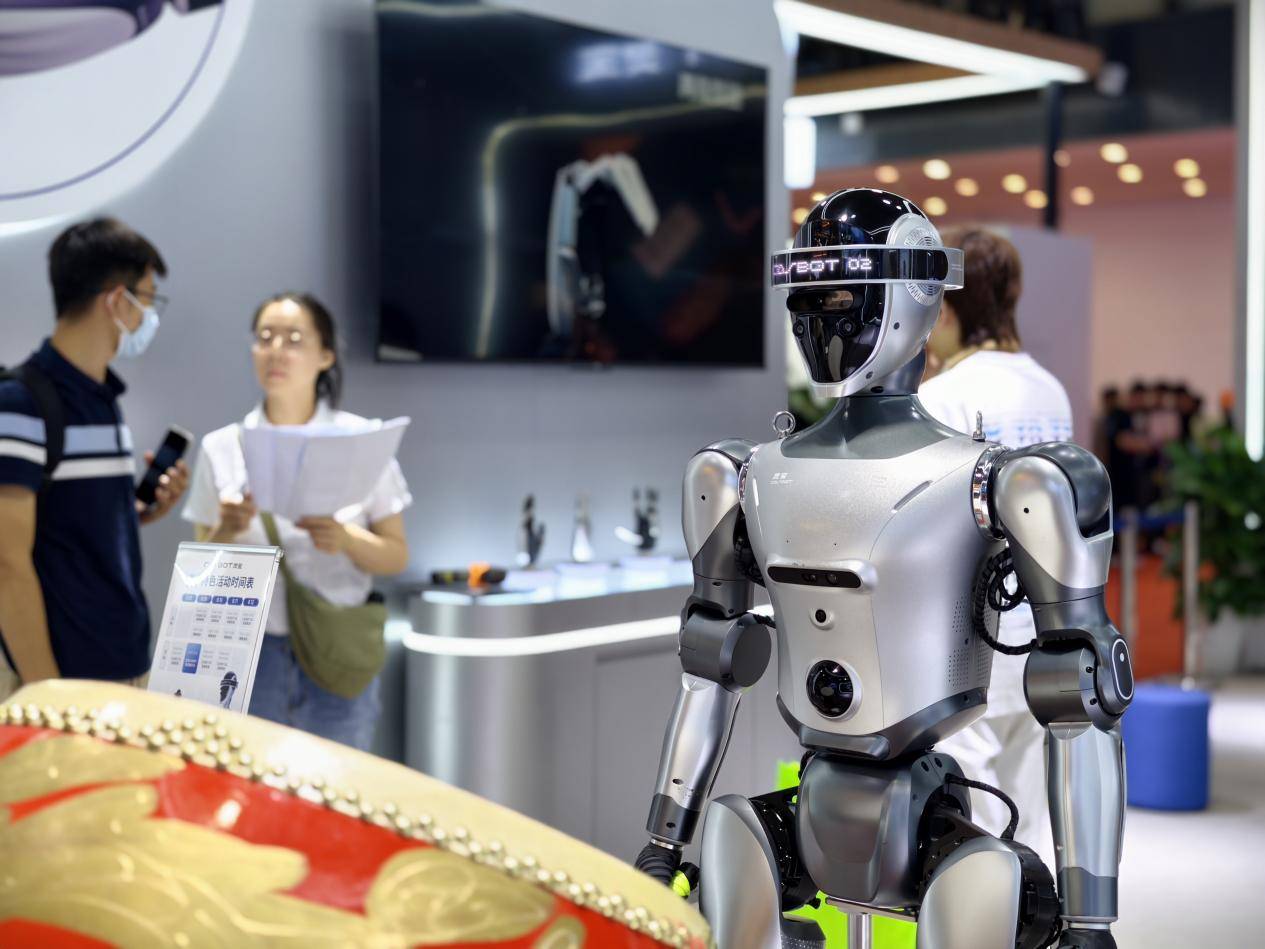 WRC 2025|从人形到末端,灵宝CASBOT描绘“共生系统”全景,构筑真实落地的协作蓝本(图3) WRC 2025|从人形到末端,灵宝CASBOT描绘“共生系统”全景,构筑真实落地的协作蓝本(图3)