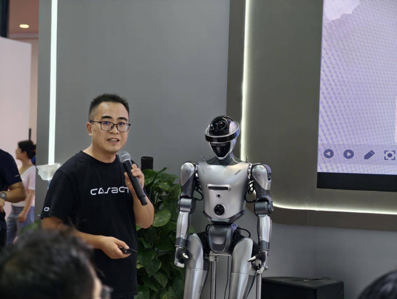 WRC 2025|从人形到末端,灵宝CASBOT描绘“共生系统”全景,构筑真实落地的协作蓝本(图7) WRC 2025|从人形到末端,灵宝CASBOT描绘“共生系统”全景,构筑真实落地的协作蓝本(图7)