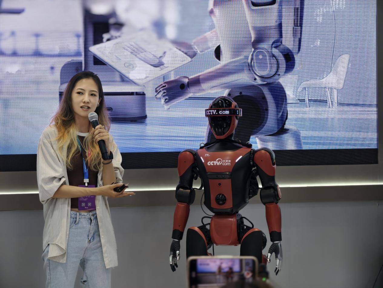 WRC 2025|从人形到末端,灵宝CASBOT描绘“共生系统”全景,构筑真实落地的协作蓝本(图8) WRC 2025|从人形到末端,灵宝CASBOT描绘“共生系统”全景,构筑真实落地的协作蓝本(图8)