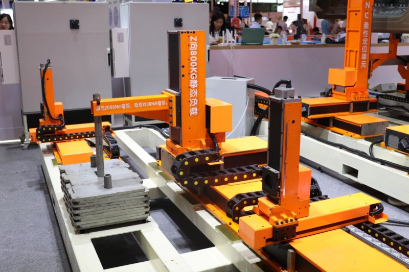 国内首台吨级负载高精度NC机器人亮相上海AMTS!(图1) 国内首台吨级负载高精度NC机器人亮相上海AMTS!(图1)