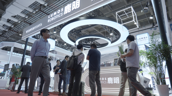 Lumos鹿明机器人携全系产品亮相WRC 2025,以具身智能科技引领产业智能升级(图1) Lumos鹿明机器人携全系产品亮相WRC 2025,以具身智能科技引领产业智能升级(图1)