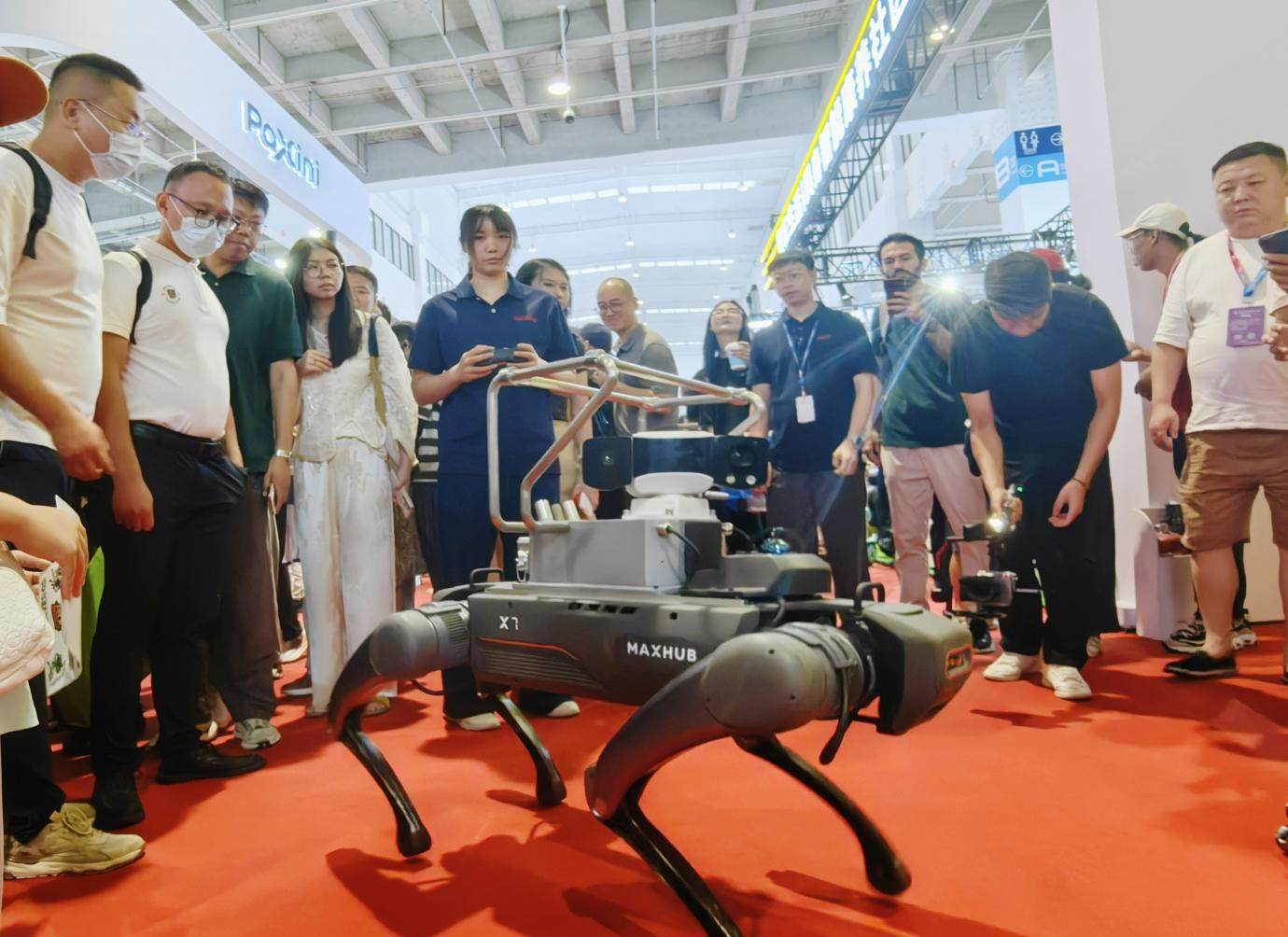 视源股份工业级四足机器人MAXHUB X7首次亮相 打造全地形智能作业平台(图2) 视源股份工业级四足机器人MAXHUB X7首次亮相 打造全地形智能作业平台(图2)