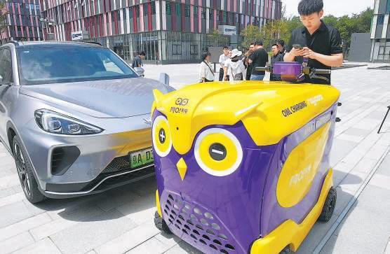 充电机器人“阿O”来袭！年内千台将上岗服务北京新能源汽车(图1)