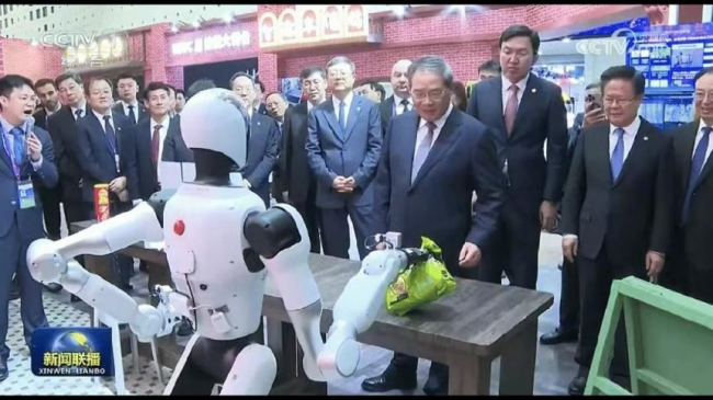 全球首发!智慧尘埃Asmote在WAIC 2025发布,首款“轻量化毫米波专网终端”,三大场景一次打通(图2) 全球首发!智慧尘埃Asmote在WAIC 2025发布,首款“轻量化毫米波专网终端”,三大场景一次打通(图2)