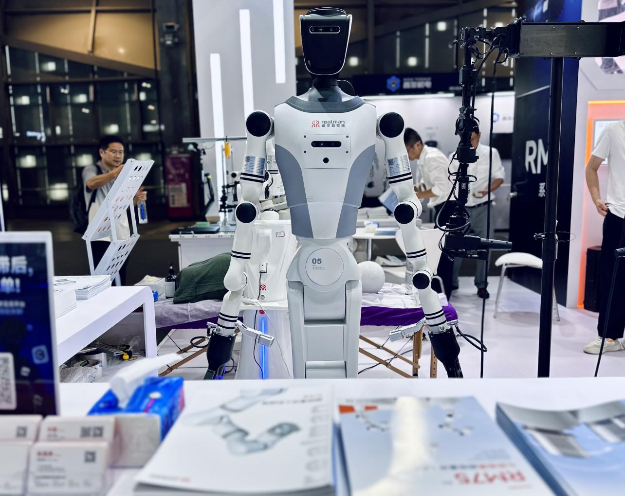 睿尔曼携新品亮相WAIC 2025,与数十家生态伙伴共同演绎机器人走入生活新范式(图3) 睿尔曼携新品亮相WAIC 2025,与数十家生态伙伴共同演绎机器人走入生活新范式(图3)
