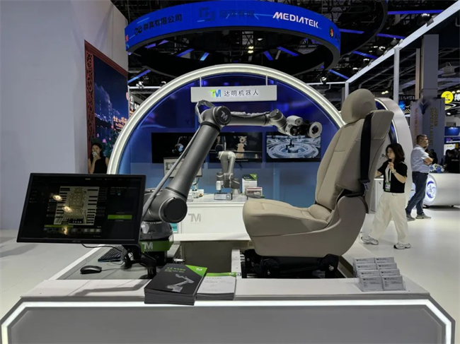 达明机器人联合海峡经济科技合作中心亮相2025 WAIC 世界人工智能大会(图2) 达明机器人联合海峡经济科技合作中心亮相2025 WAIC 世界人工智能大会(图2)