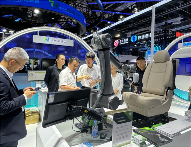 达明机器人联合海峡经济科技合作中心亮相2025 WAIC 世界人工智能大会(图3) 达明机器人联合海峡经济科技合作中心亮相2025 WAIC 世界人工智能大会(图3)