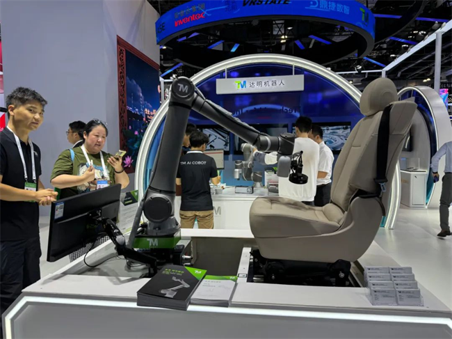 达明机器人联合海峡经济科技合作中心亮相2025 WAIC 世界人工智能大会(图5) 达明机器人联合海峡经济科技合作中心亮相2025 WAIC 世界人工智能大会(图5)