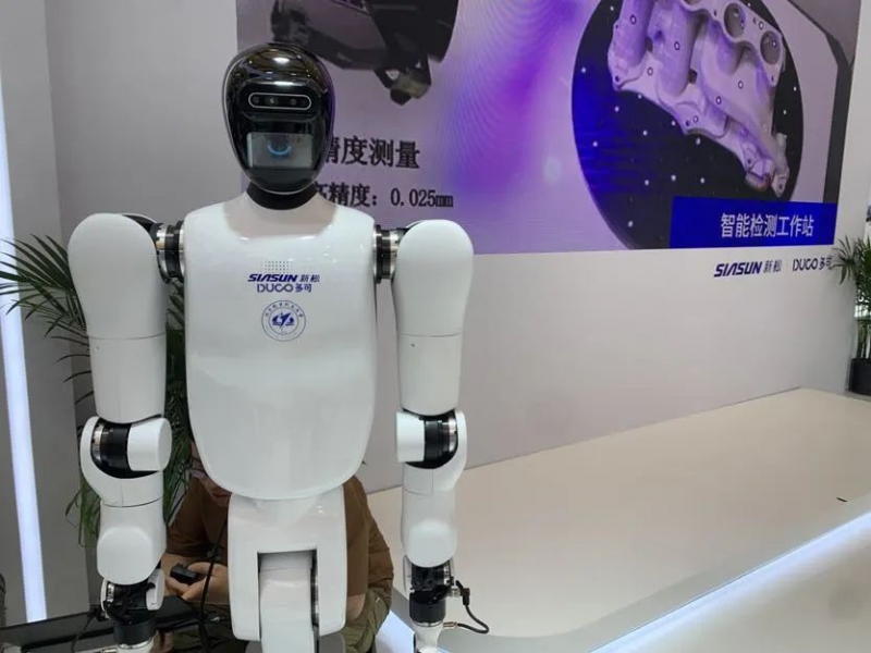 人形机器人正加速“跑进”工厂！浦东机器人产品、场景持续上新(图1)