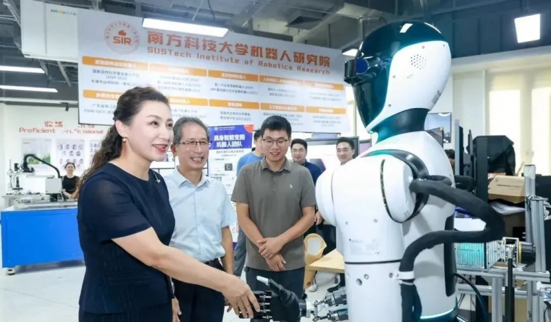 深圳首个完全由高校独立研发的人形机器人,南方科技大学“南科盘古”亮相(图1) 深圳首个完全由高校独立研发的人形机器人,南方科技大学“南科盘古”亮相(图1)