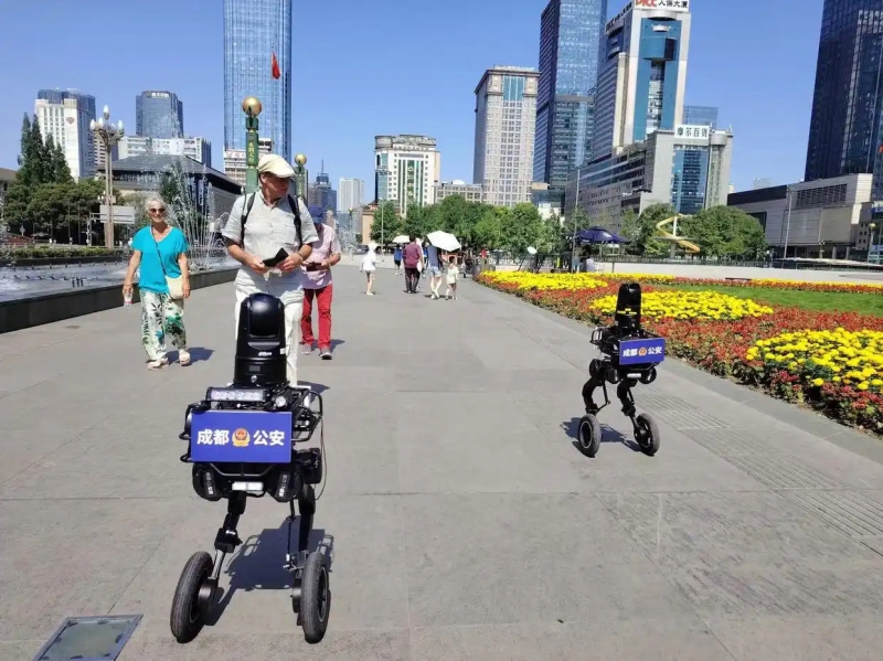 机器人“警察”在中国城市街头上岗(图1) 机器人“警察”在中国城市街头上岗(图1)