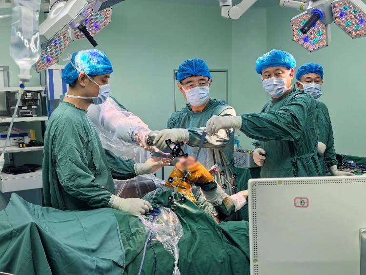 机器人“首秀”完成!威海市首台机械臂加持末动力手术机器人“亚毫米级精准”开启“智换”新时代 机器人“首秀”完成!威海市首台机械臂加持末动力手术机器人“亚毫米级精准”开启“智换”新时代(图1)