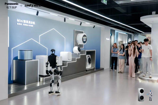 松下“松松”机器人导购登场,家电零售步入人机共生新时代(图4) 松下“松松”机器人导购登场,家电零售步入人机共生新时代(图4)