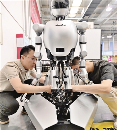 津产首款人形机器人亮相(图1) 津产首款人形机器人亮相(图1)