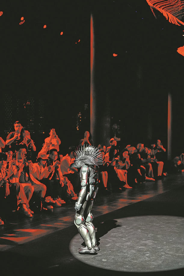 科技对撞时尚,广东智造亮相濮院时装周 机器人酷炫走秀,背后有何大乾坤? 科技对撞时尚,广东智造亮相濮院时装周 机器人酷炫走秀,背后有何大乾坤?(图2)