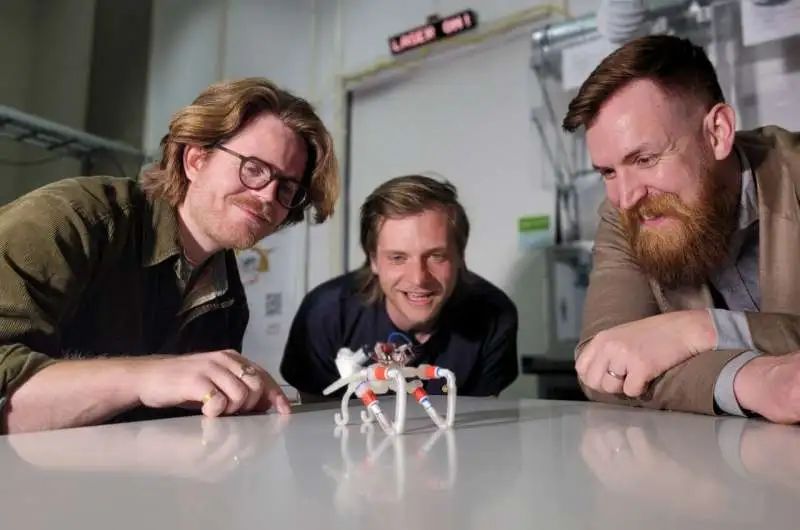 荷兰专家开发无“大脑”软体机器人(图1) 荷兰专家开发无“大脑”软体机器人(图1)