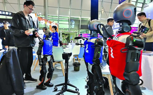 人形机器人“魔都论剑”(图1)