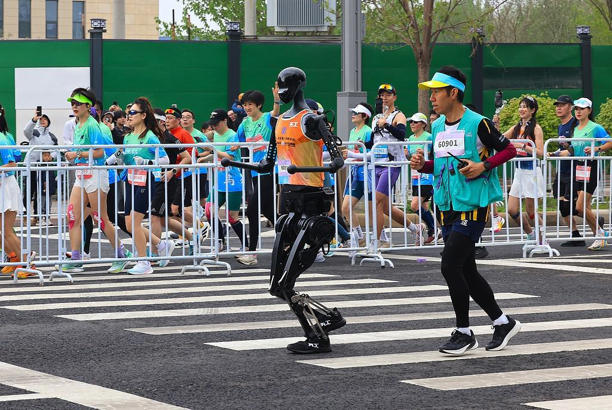 机器人马拉松背后的五大启示:未来社会与机器人的深度融合 机器人马拉松背后的五大启示:未来社会与机器人的深度融合(图1)