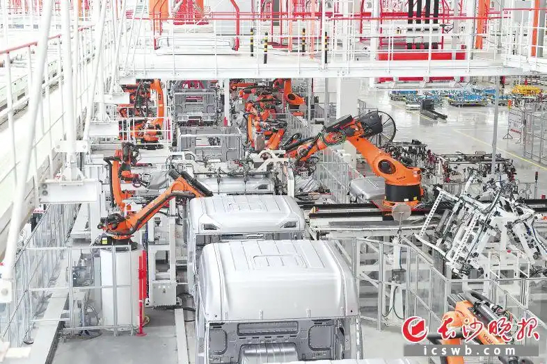 一辆重卡从订单到交付仅需5天|我的机器人“工友”(图1) 一辆重卡从订单到交付仅需5天|我的机器人“工友”(图1)