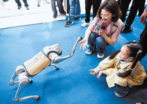 消博会上的“机器人总动员” 消博会上的“机器人总动员”(图1)