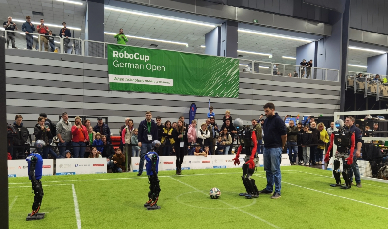 加速进化人形机器人两年“进化史”(图1)