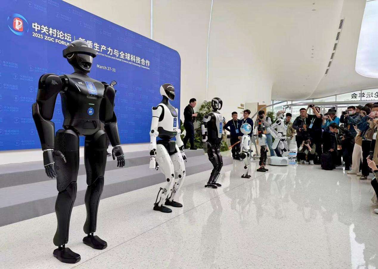 灵宝CASBOT机器人“持证上岗”,助力2025中关村论坛科技之春(图2) 灵宝CASBOT机器人“持证上岗”,助力2025中关村论坛科技之春(图2)