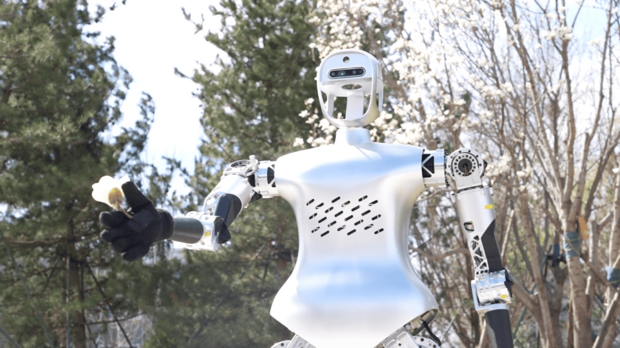 灵宝CASBOT机器人“持证上岗”,助力2025中关村论坛科技之春(图7) 灵宝CASBOT机器人“持证上岗”,助力2025中关村论坛科技之春(图7)