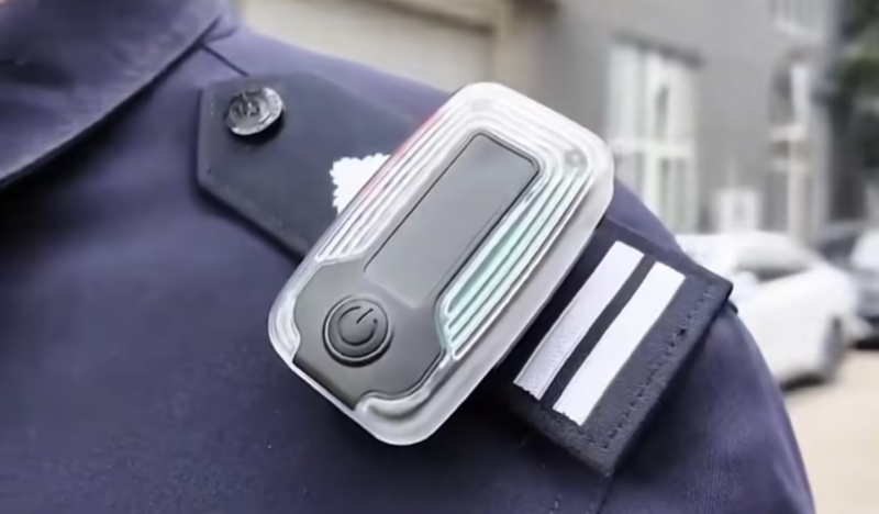 江苏南京为执勤警力部署“黑飞”无人机识别设备,民警可通过“肩灯”接收器定位当事人位置(图1) 江苏南京为执勤警力部署“黑飞”无人机识别设备,民警可通过“肩灯”接收器定位当事人位置(图1)