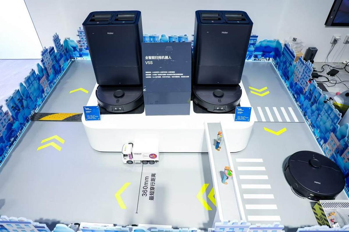 2025AWE:海尔机器人家庭端场景应用首亮相,让AI赋能美好生活(图3) 2025AWE:海尔机器人家庭端场景应用首亮相,让AI赋能美好生活(图3)