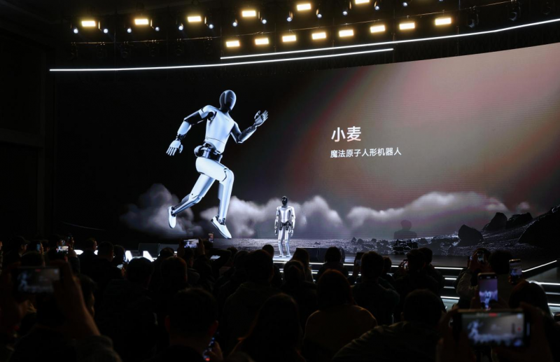 全球首创！人形机器人主持大型科技发布会 魔法原子小麦完成主持生涯首秀！(图1)