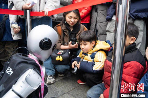 浙江杭州:机器人在西湖畔“就业” 浙江杭州:机器人在西湖畔“就业”(图4)