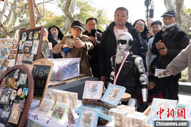 浙江杭州:机器人在西湖畔“就业” 浙江杭州:机器人在西湖畔“就业”(图1)