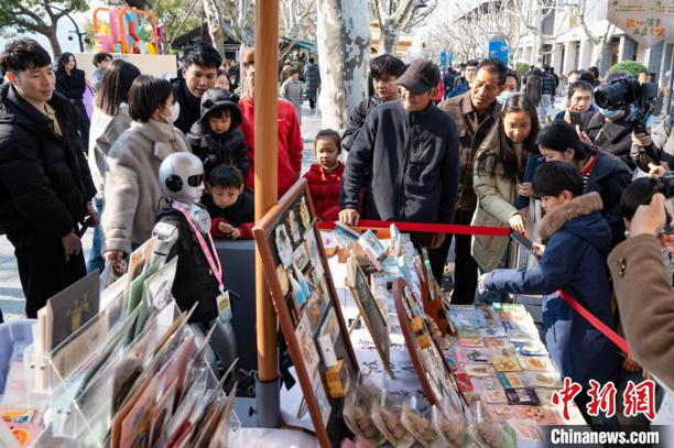 浙江杭州:机器人在西湖畔“就业” 浙江杭州:机器人在西湖畔“就业”(图2)