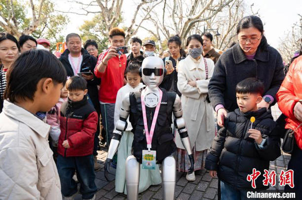 浙江杭州:机器人在西湖畔“就业” 浙江杭州:机器人在西湖畔“就业”(图3)