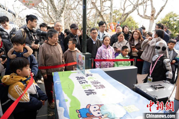 浙江杭州:机器人在西湖畔“就业” 浙江杭州:机器人在西湖畔“就业”(图5)