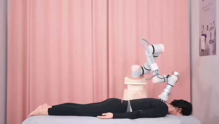 机械臂模拟人类按摩,德壹发布全球首款端侧大模型 AI 具身理疗机器人(图1) 机械臂模拟人类按摩,德壹发布全球首款端侧大模型 AI 具身理疗机器人(图1)