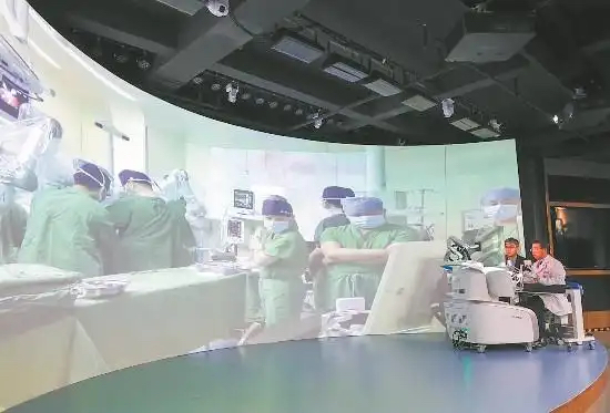 用“成都造”AI+机器人 完成全球首例远程头颈外科无创手术(图1) 用“成都造”AI+机器人 完成全球首例远程头颈外科无创手术(图1)