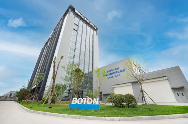 “机器人”疯狂!搭上宇树科技快车,宝通科技股价两天大涨40%,游资大鳄章盟主也入场 “机器人”疯狂!搭上宇树科技快车,宝通科技股价两天大涨40%,游资大鳄章盟主也入场(图1)