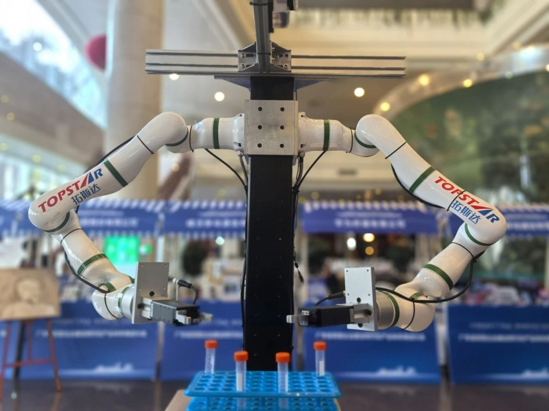 拓斯达智能双臂机器人亮相广东民营经济“新春第一会”(图1)