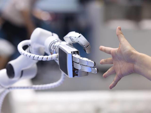 两会热话题|宇树之后,下一个“刷屏”机器人会诞生在深圳吗? 两会热话题|宇树之后,下一个“刷屏”机器人会诞生在深圳吗?(图1)