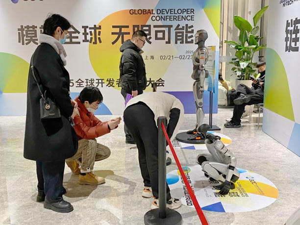 世界上第一台人形机器人长啥样？从这场讲坛看中国AI从跟跑到超越(图9)