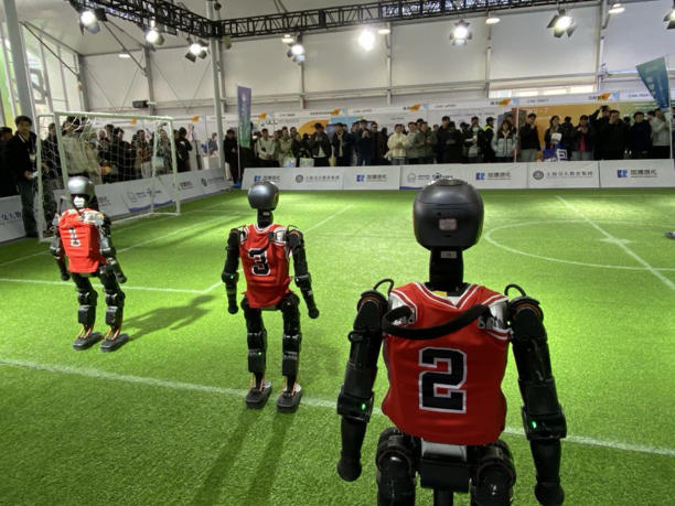 踢球遛狗搬重物……这届GDC大会，人形机器人有多吸睛？(图1)