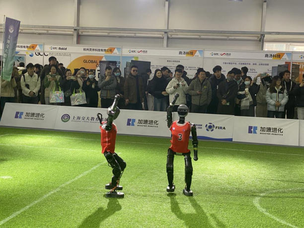 踢球遛狗搬重物……这届GDC大会，人形机器人有多吸睛？(图3)